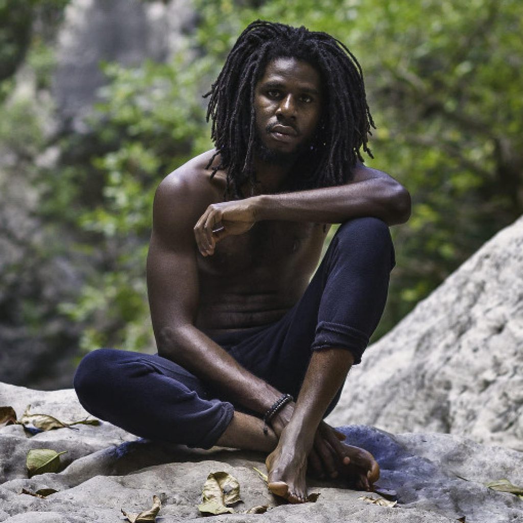Chronixx rend hommage à l&rsquo;Ouganda avec le clip de Jah Is There