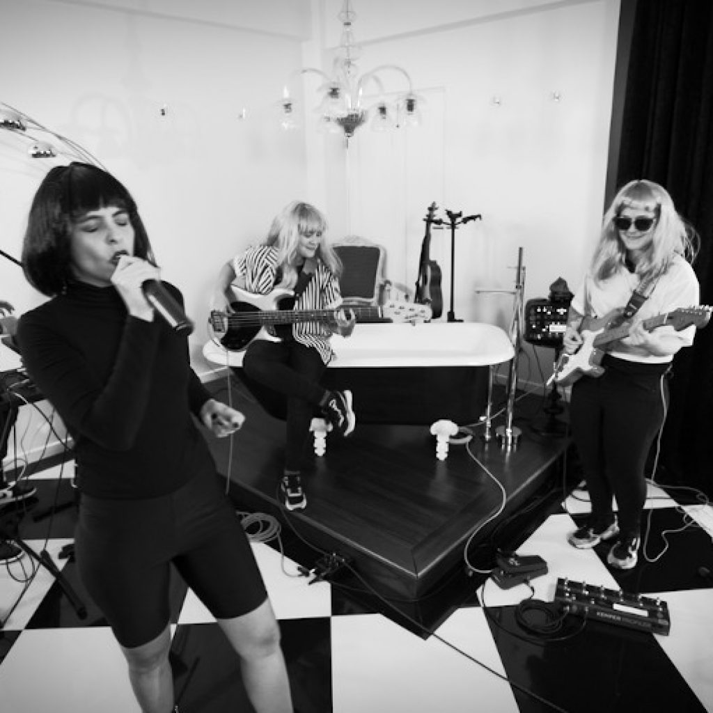 Nakury & Barzo bouclent leur O autour de la baignoire des Suite Sessions