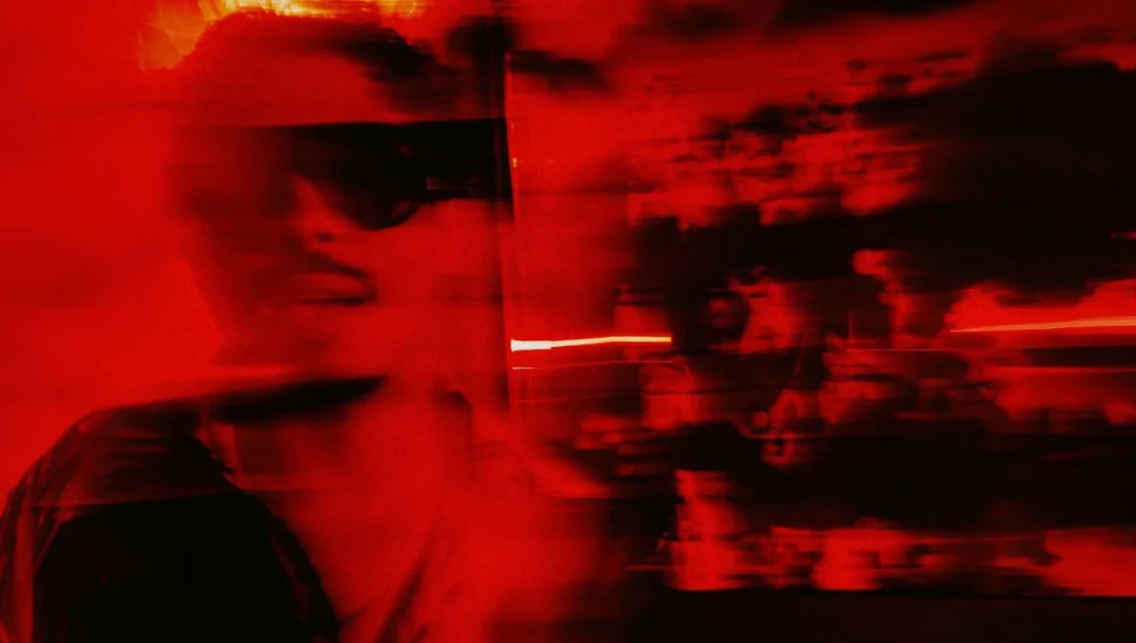 A Man With a Gun, Tchubi sort le grand jeu, entre rage, cinéma et chaos